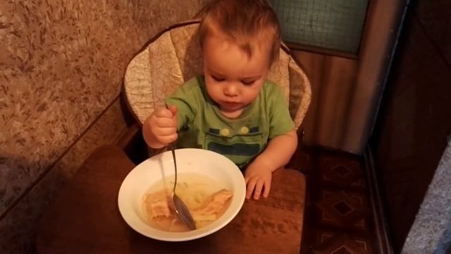 Макс ест рыбный суп