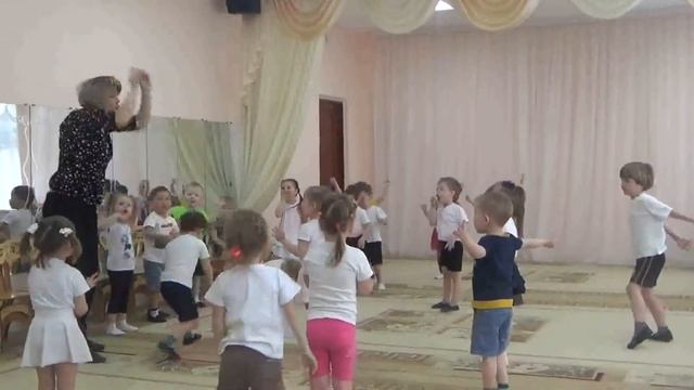 ЗАНЯТИЕ РИТМИКОЙ в детском саду. ПОЛИНА не в настроении. смотреть онлайн