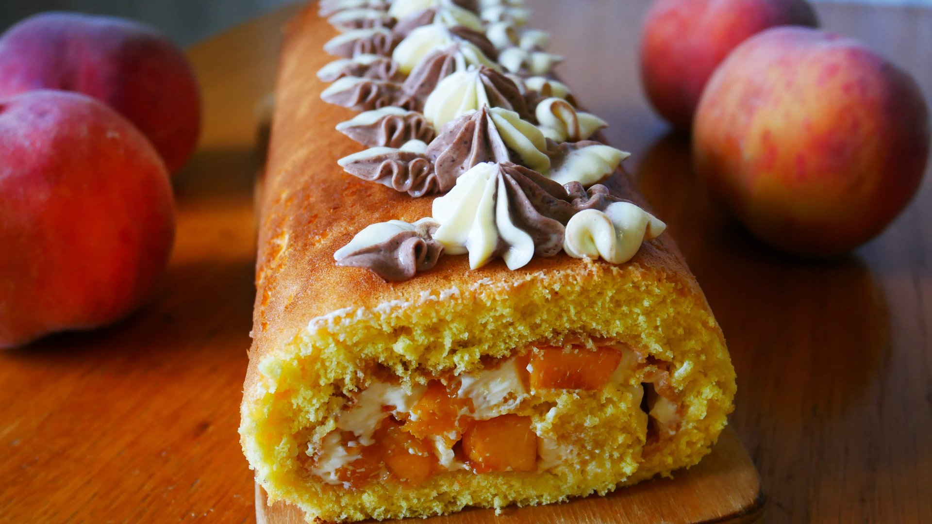 Бисквитный РУЛЕТ с МАСЛЯНЫМ КРЕМОМ и кусочками ПЕРСИКА Рулет который НЕ ЛОМАЕТСЯ смотреть онлайн