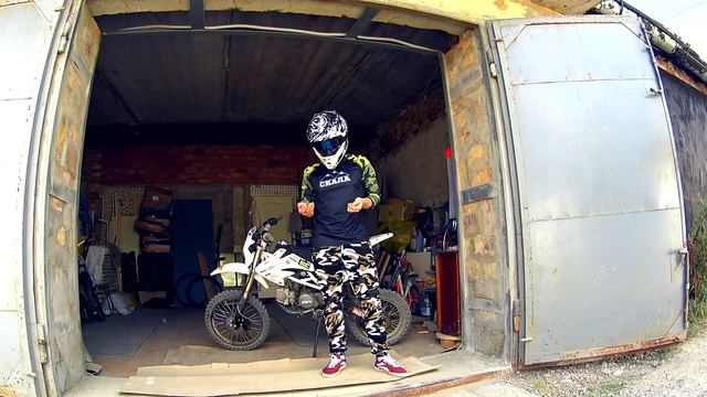 Питбайк Кайо показал мне болт! смотреть онлайн