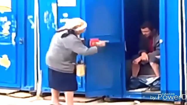 В туалете занято смотреть онлайн