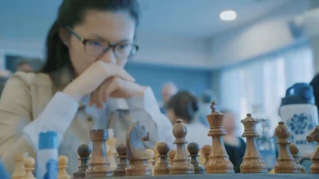 Чемпионка мира по шахматам ПРОИГРАЛА В 5 ХОДОВ! Амбиции Хоу Ифань смотреть онлайн