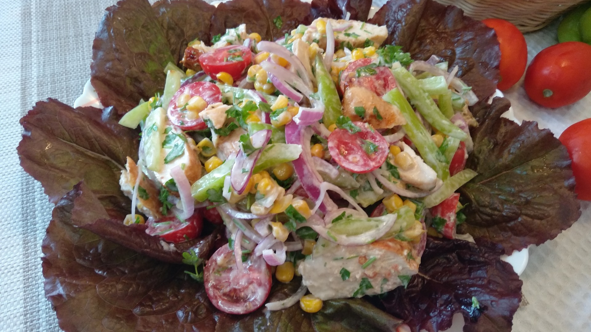 Легкий салат из овощей и куриной грудки с йогуртовой заправкой!