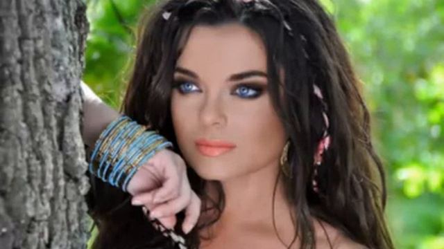 Королева впервые показала СВОЕГО БРАТА! Этот красавец сведет с ума любую женщину! смотреть онлайн