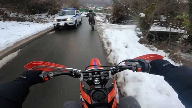 Зимняя ПОКАТУШКА на ПИТБАЙКАХ - ПОЛИЦИЯ не ПРОТИВ! смотреть онлайн