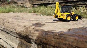 Самосвал сорвался с дамбы