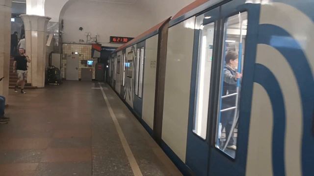 "Базовая!" Электропоезд 81 765/766/767 «Москва» отправляется со станции «Кропоткинская». смотреть онлайн