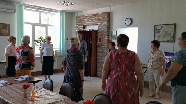 Утренняя разминка в Дневном центре пребывания пожилых смотреть онлайн