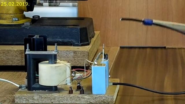 Генератор высокого напряжения на транзисторе КТ837Е и умножитель УН9/27-1,3. Выбило умножитель !!! смотреть онлайн