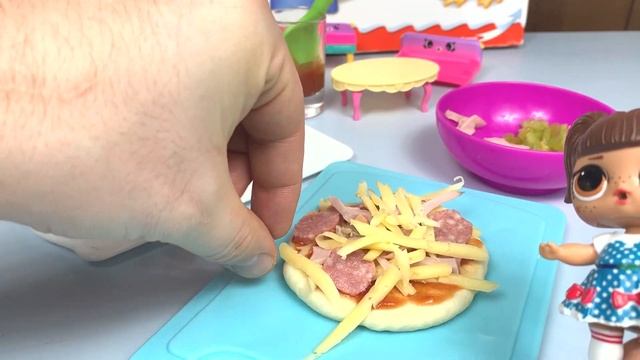 ЛОЛ САМА готовит ПИЦЦУ. PIZZA LOL. ЛОЛ ПИЦЦА в настоящей ПЕЧИ. Мультик ЛОЛ смотреть онлайн