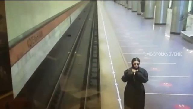 #ислам #мадина Кавказская девушка позирует в московском метро. смотреть онлайн