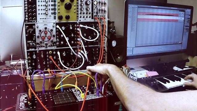 THE BATELEUR VCO vs MXR Carbon Copy - 5 VCO Arpeggio & Chords Session смотреть онлайн