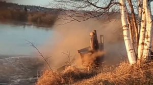 Дом падает в реку после ледохода в Архангельской области