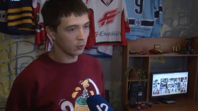 Марат Абишев нарисует портрет Леши Черепанова возле "Арены" смотреть онлайн