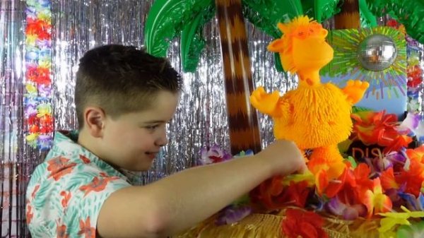 Jiggly Pets Gigi The Giraffe - Jiggly Pets Gigi Check It Out!