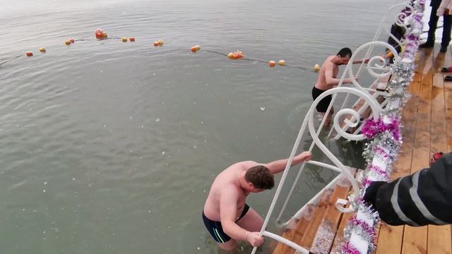 Мариуполь на Крещение 2022 купания и снег❄️на море👍👍 смотреть онлайн