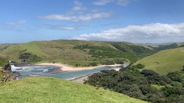 Вид на Кофейную бухту/ Coffee Bay с сопки на берегу Индийского океана смотреть онлайн