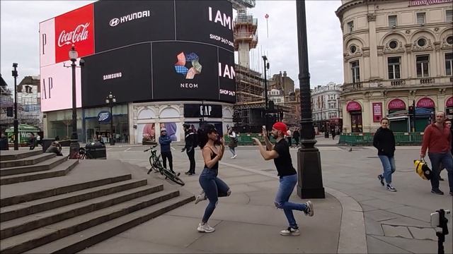 PICCADILLY CIRCUS, LONDON, DANCING ON THE STREETS OF LONDON смотреть онлайн