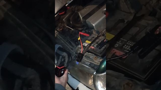 UTRAI Jstar one 2000A Car Jump Starter . запуск движка 4,7 литра. смотреть онлайн