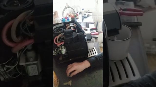 Saeco intelia evo HD 8753 waterpomp reparatie deel2 смотреть онлайн