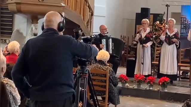 KERSTCONCERT 2021 GROTE KERK WESTZAAN MARK ENTHOVEN & ANDRÉ VROLIJK EN ZIJN JORDAANS FABRICAAT смотреть онлайн
