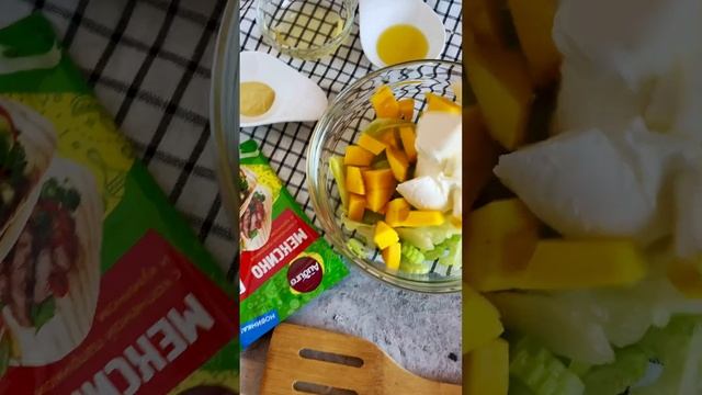 Салат с манго и моцареллой. Готовим свежий салат с пикантной заправкой. Как приготовить заправку? смотреть онлайн