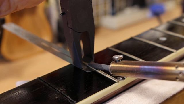 Pulling out a fret on S.Yairi YD-304 смотреть онлайн