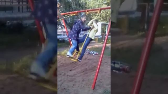 Девочки сашли сума на качелях смотреть онлайн