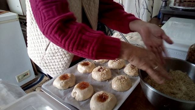 Булочки с яблочным джемом, корицей, и посыпкой крошки (хорис) Штрейзель, Булочки об"ядения. смотреть онлайн