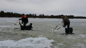 Два *Бурана* ездят по наледи.