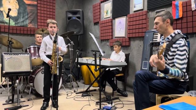 Autumn leaves. Ансамбль We feel jazz. Адриан Андреевский (11 лет), Всеволод Некрасов (10 лет). смотреть онлайн