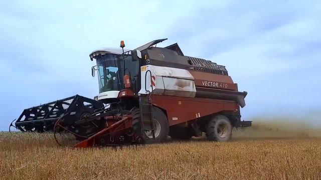 Комбайн завершает уборку смотреть онлайн