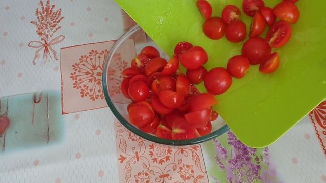 БЫСТРЫЙ ВКУСНЫЙ И ПРОСТОЙ САЛАТ из ПОМИДОР ЧЕРРИ.Любимый Салат.Салат из Черри. смотреть онлайн