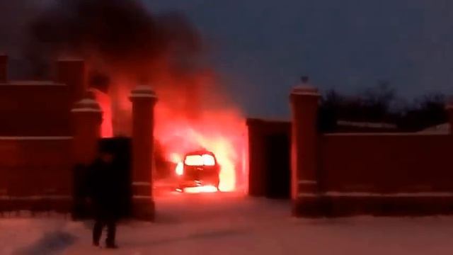 Автомобиль сгорел во дворе дома смотреть онлайн