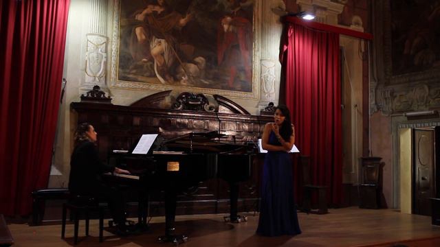 Mariana Valdés, soprano sings Rusalka's song to the moon смотреть онлайн