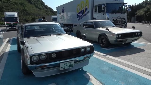 【旧車】世界初ケンメリGTXからケンメリGTRの走行シーンを撮影！廣島鈴蘭レーシングチャリティミーティングに向かうシブい旧車たち【1973 NISSAN KPGC110 SKYLINE GTR】 смотреть онлайн