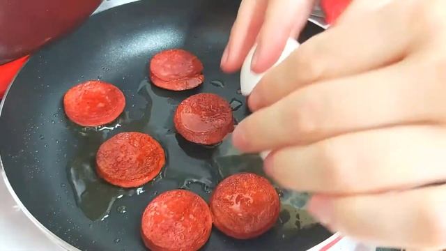 Как приготовить яичницу с колбасой. Жарить очень просто! смотреть онлайн