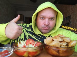 МУКБАНГ жареные пельмени и салат из овощей/ОБЖОР воскресный
