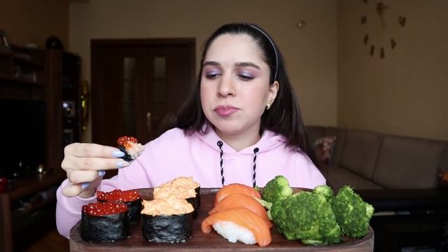 СУШИ НИГИРИ И ГУНКАН С КРАСНОЙ ИКРОЙ/НА МЕНЯ НАБРОСИЛИСЬ ХЕЙТЕРЫ #AskFatima #asmr #mukbang смотреть онлайн