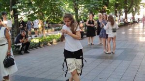 Но сердце ❤️ стучит Танцы ??? на Приморском Бульваре Танцует Николь Маковская Одесса Июнь 2021.mp4