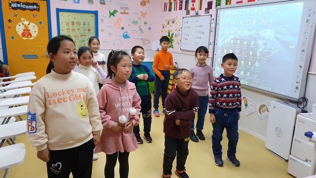 ESL GAMES for kids// The Classic Simon Says смотреть онлайн