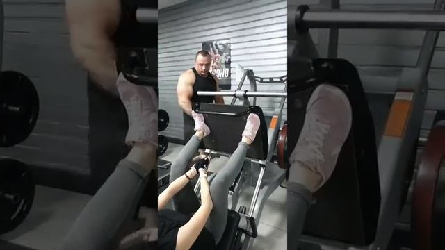 Тренировка для женщины. Качаем ягодицы. Тренер Костель Сергей. смотреть онлайн