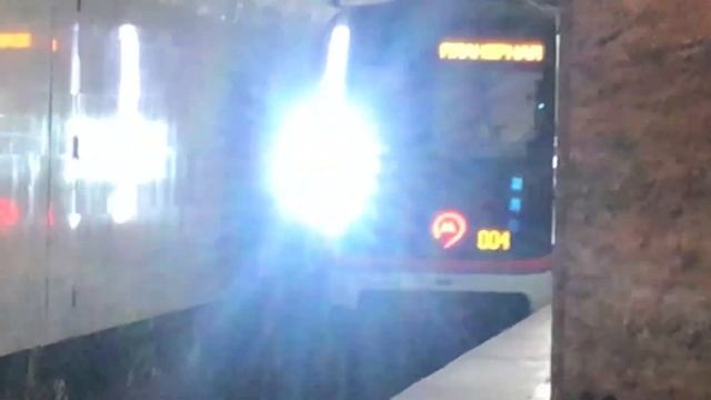 Поезд прибывает на станцию Улица 1905 Года смотреть онлайн