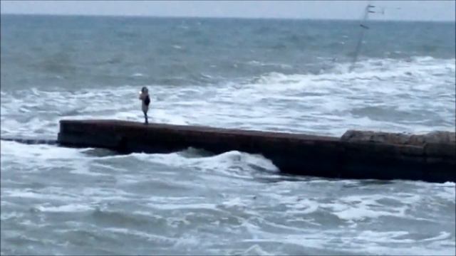 Одесса. Зимний пляж в морской пене. 2020. смотреть онлайн