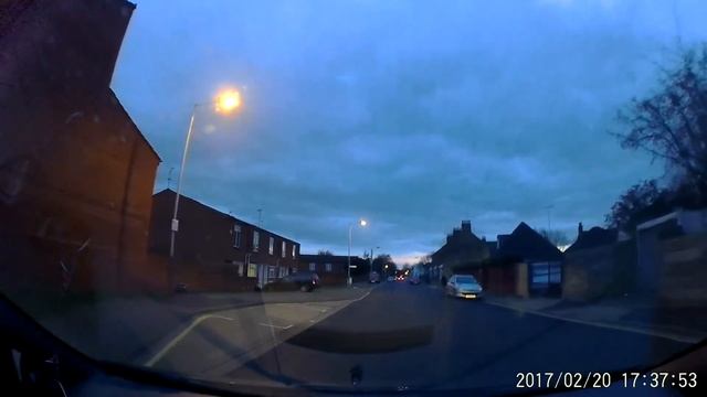 Ford Kugar driver nearly causes head on collision. смотреть онлайн