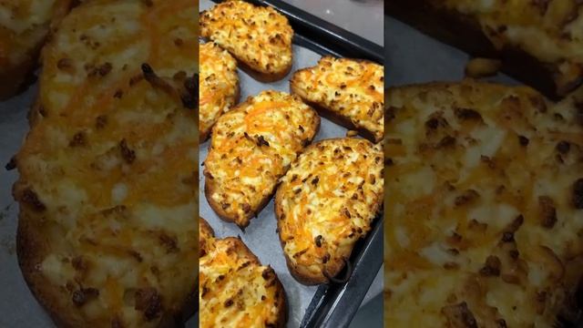 Гренки в Духовке с яйцом и корейской морковкой и плавленым сыром. Горячие бутерброды в Духовке смотреть онлайн