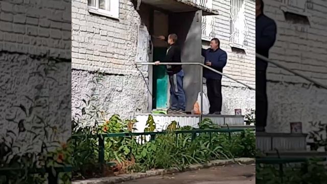 Дверь красят рабочие. Саратов. Заводской район. смотреть онлайн