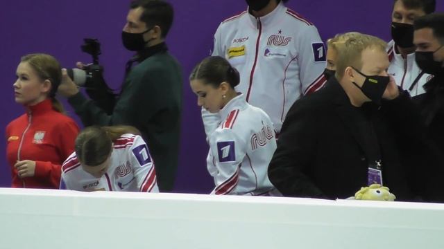 Камила Валиева, Майя Хромых перед выходом на лёд. КП. Гран-При по фигурному катанию 2021 26.11 смотреть онлайн