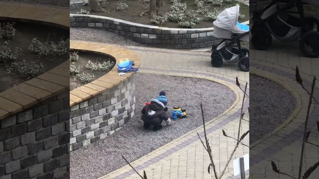 Нашли песочницу. Песочница из камушек. Ребенок гуляет с Бабушкой. смотреть онлайн