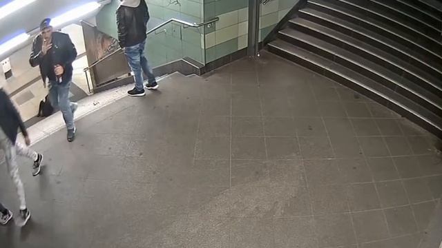 Täter gesucht׃ Mann tritt Frau im U-Bahnhof Hermannstraße Treppe hinunter (2016.10.27/00:18) смотреть онлайн